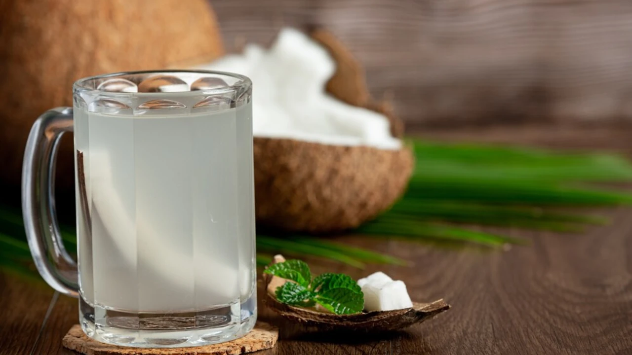 जानिए नारियल पानी ठंडा होता है या गरम? 1 coconut water